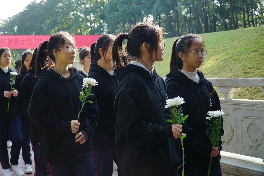 学生瞻仰烈士墓并献花 (2)