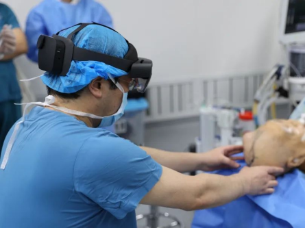 让医生多双“透视眼” 重庆西区医院神外科运用全息影像技术精准切脑瘤