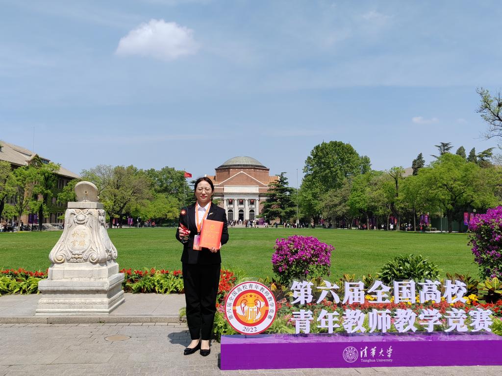 学校与华龙网共同打造的宣传栏目《交大之师 甘当路石》宣传了一批学校的教学模范,图为第六届全国高校青年教师教学比赛理科组二等奖获得者张东培