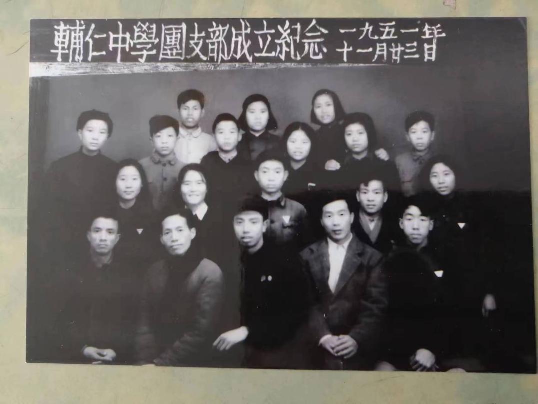 彭宝华与同学合影。辅仁中学校友彭宝华供图 华龙网发
