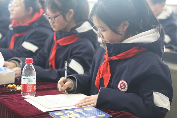 学生正认真记笔记 学校供图 华龙网发