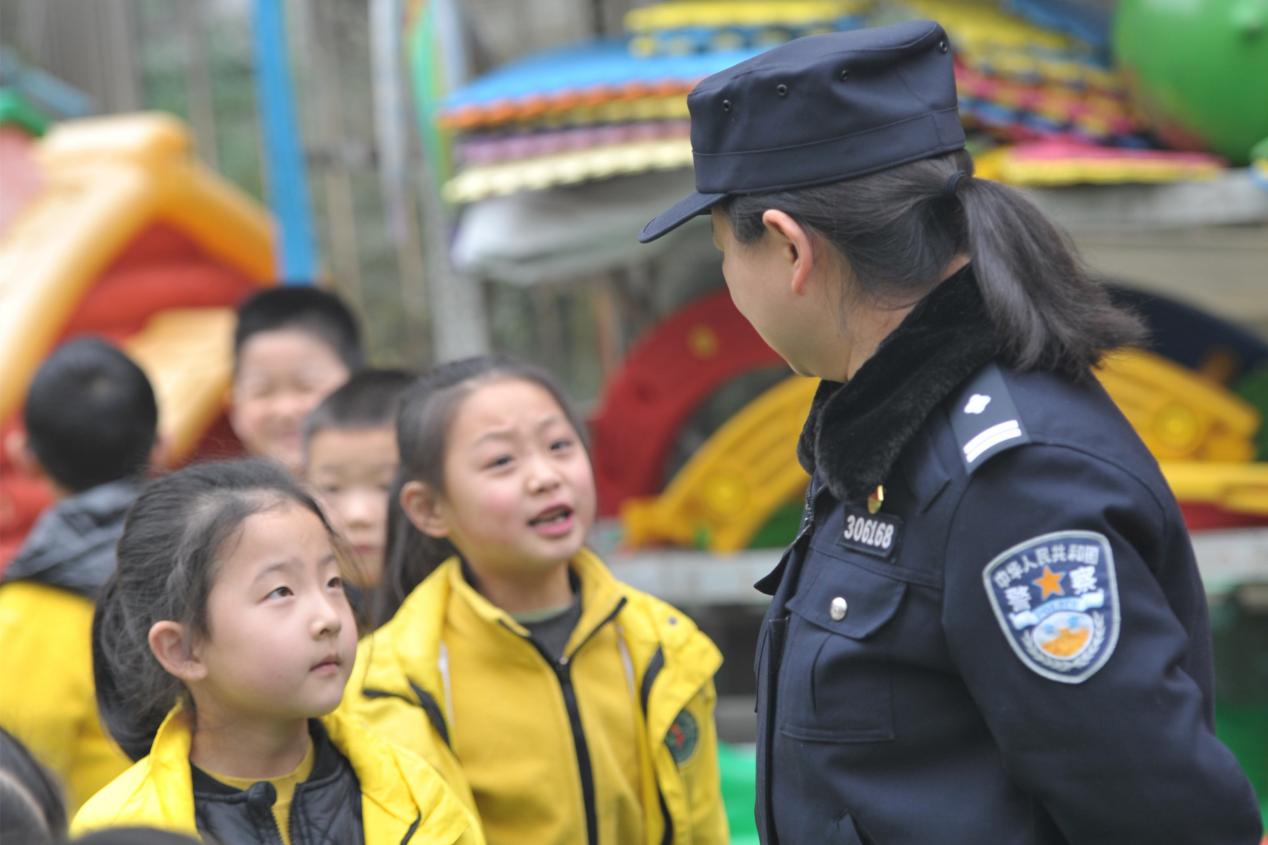 民警宋娅菲正在和孩子们交谈_副本