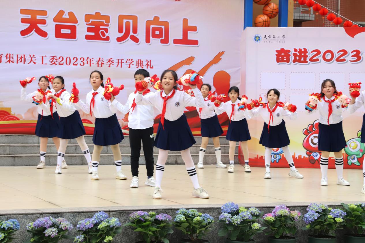 上海城开场舞全校一起跳