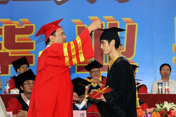 2012年,时任校长石晓辉在毕业典礼上为毕业生授位拨穗 学校供图 华龙网发