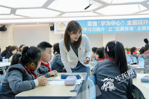 张静老师《课间十分钟》主题班会。陈佳 摄