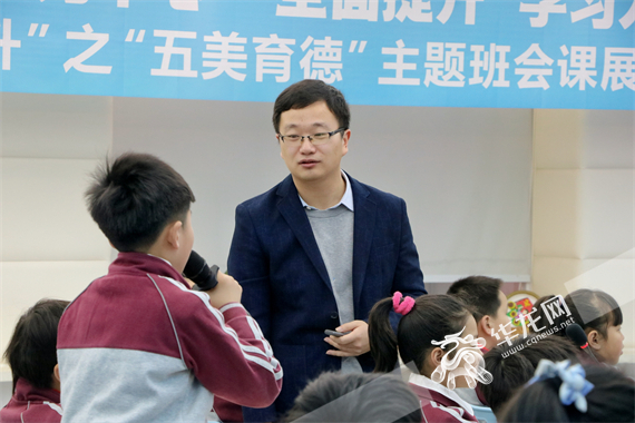 王英杰老师《心有榜样 行有力量》主题班会。陈佳 摄