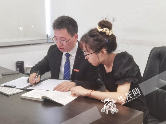 指导学生论文 许义丽 摄