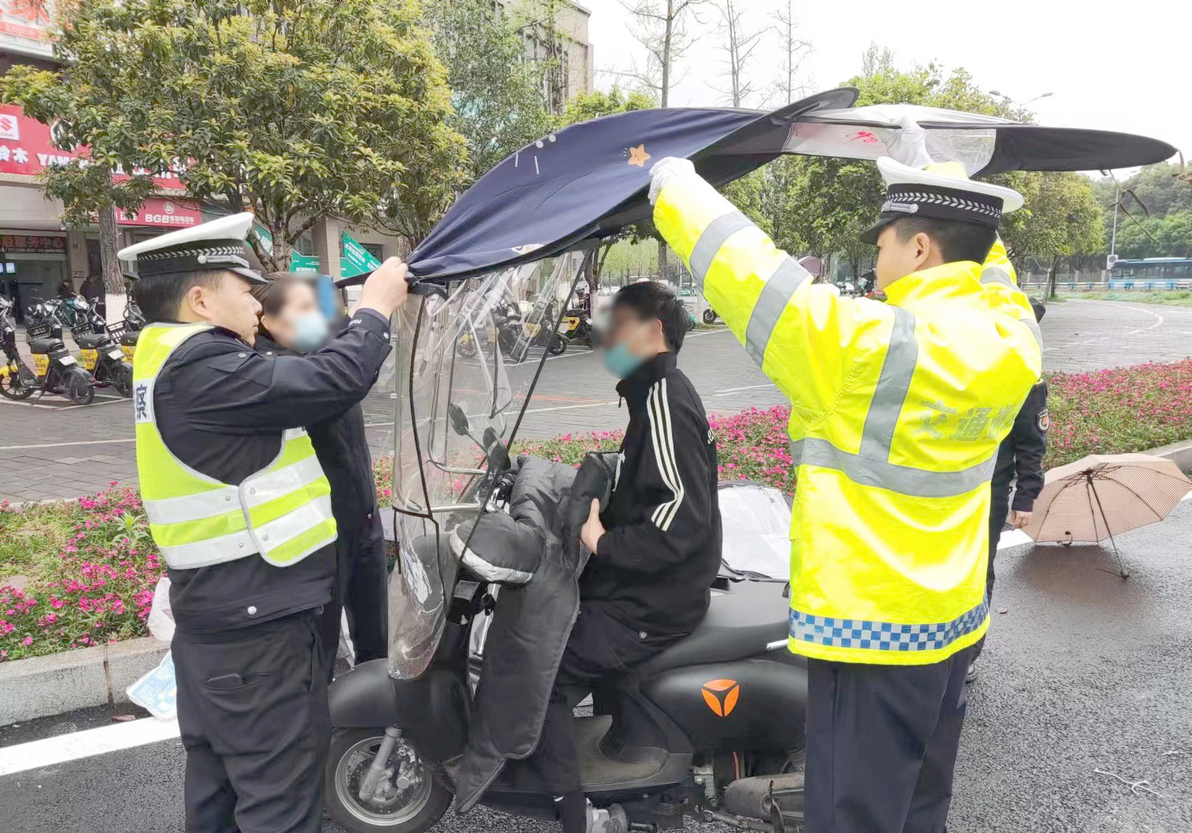 民警正在拆遮阳伞