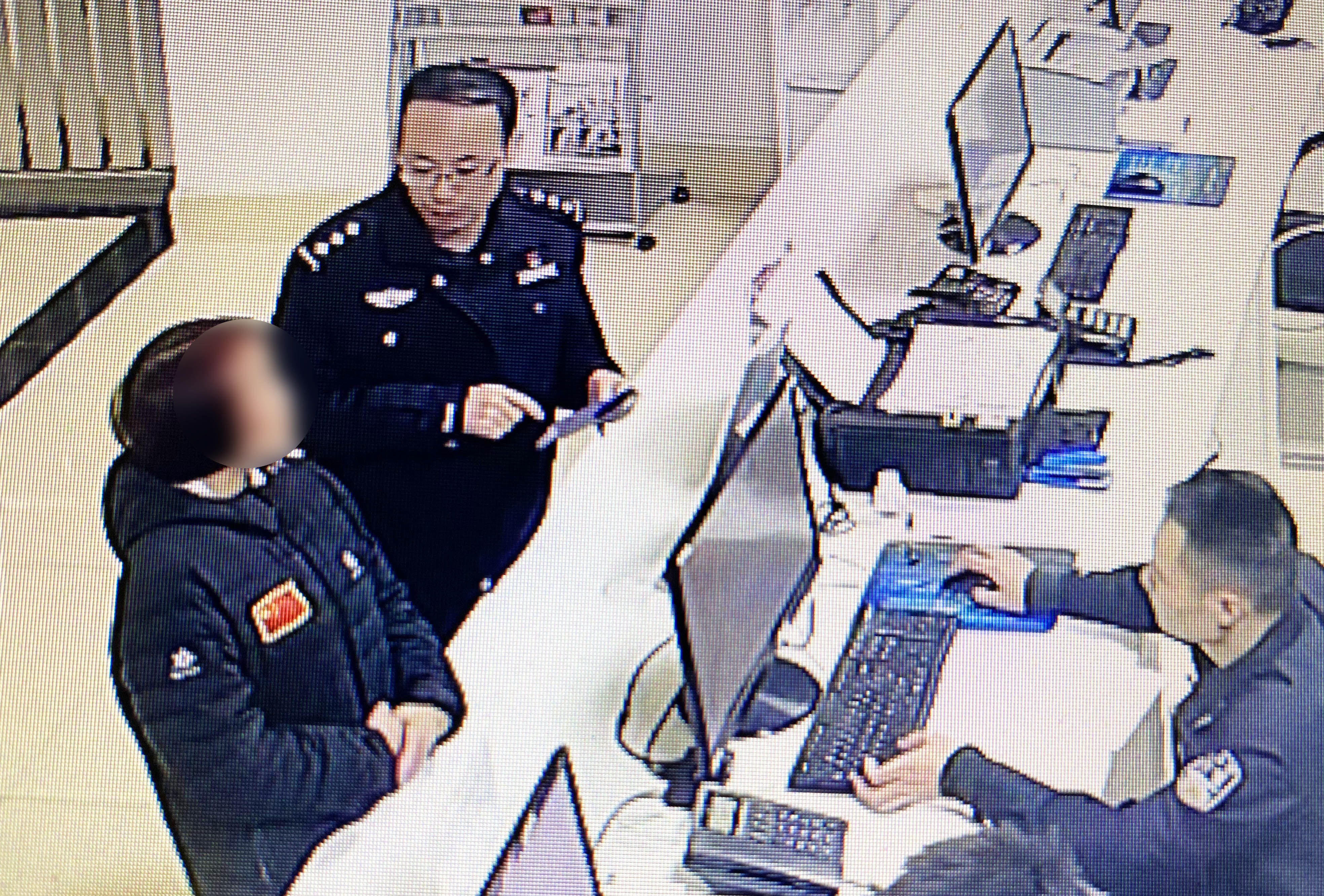 夜晚来所报警求助2