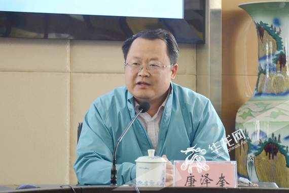 巴南区委教育工委书记、区教委主任唐泽奎讲话 黄治中 摄