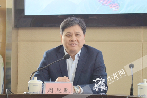 重庆八中校长周迎春讲话 黄治中 摄