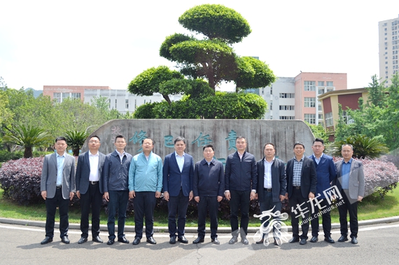 合影留念 黄治中 摄