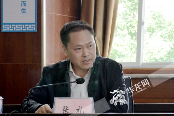 巴南中学校长张礼致辞 黄治中 摄