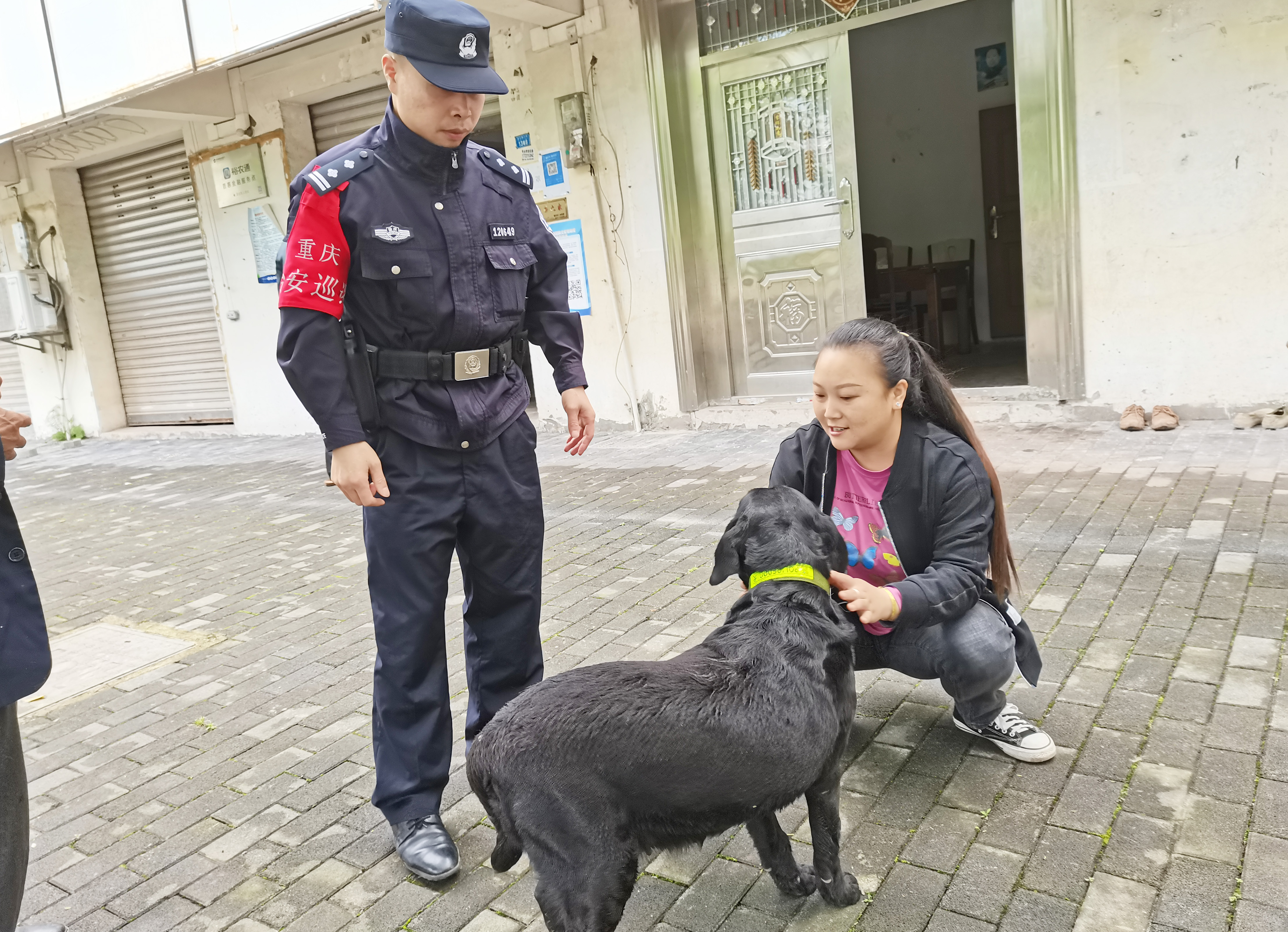 傅女士找到黑妹儿十分高兴