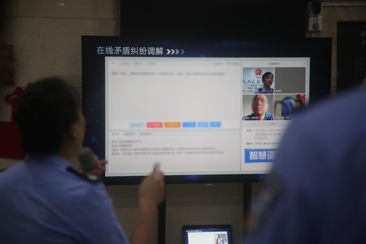 与会人员参观了解“易联调”运行