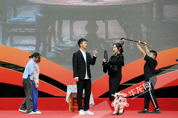 精彩的情景剧展示 岳洪玉 摄