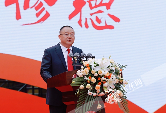 重庆市第十一中学校党委书记、校长章显林 岳洪玉 摄