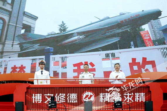 退役战机赠送仪式 岳洪玉 摄