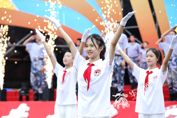 十一中学子带来精彩表演 岳洪玉 摄