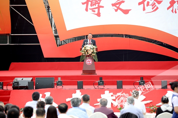 重庆十一中党委书记、校长章显林致辞 岳洪玉 摄
