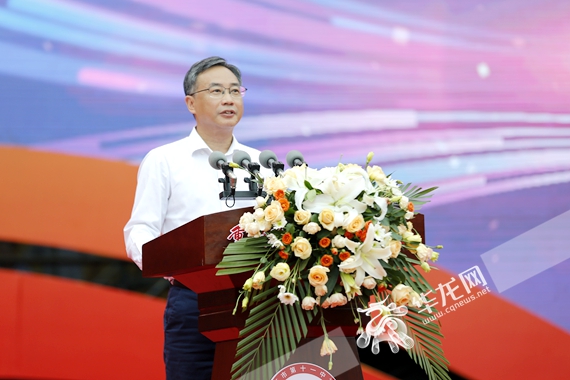 重庆市南岸区委书记、重庆经开区党工委书记许洪斌致辞 岳洪玉 摄