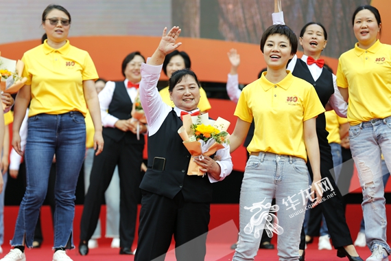 精彩的节目展示 岳洪玉 摄