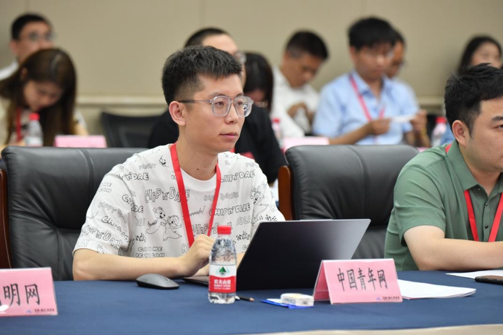 中国青年网记者王龙龙现场提问。