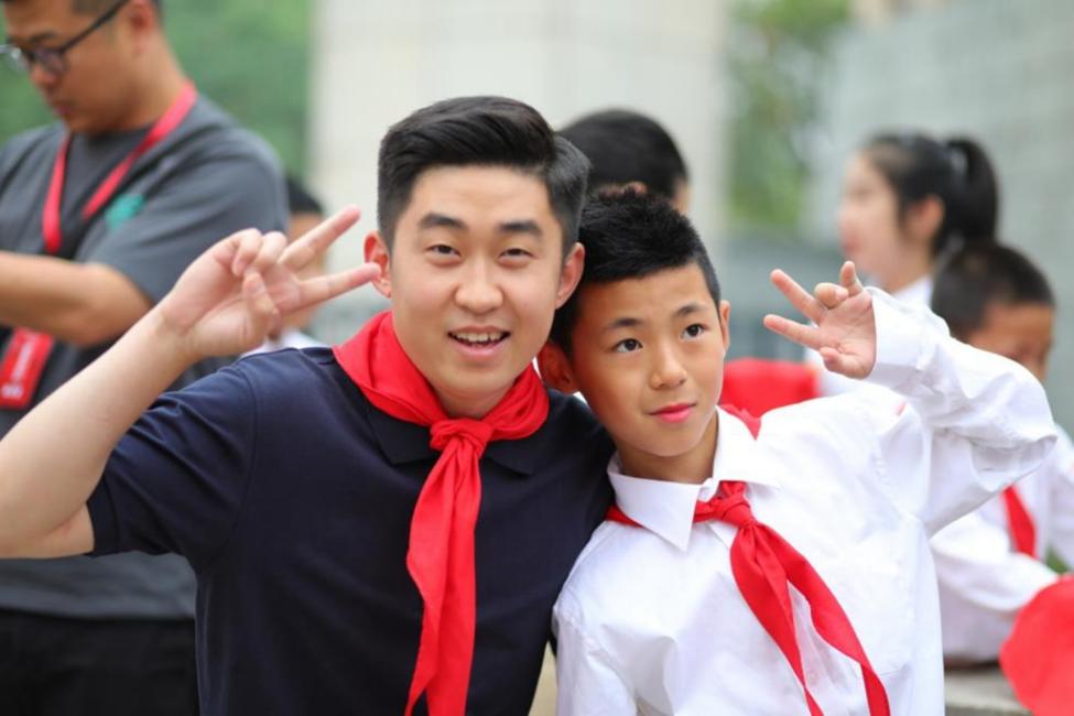 重庆科学城明远未来小学学生为主编、记者团戴上红领巾。