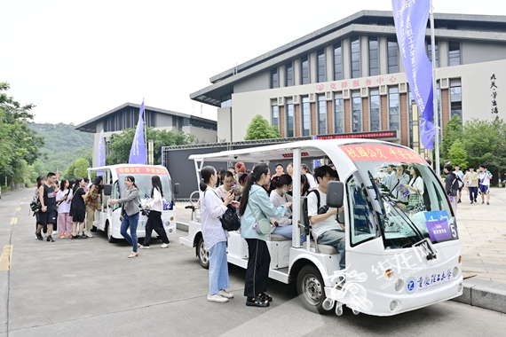 考生、家长乘坐学校精心安排的616专线观光车打卡校园 岳洪玉 摄
