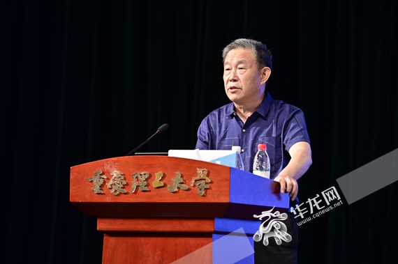 重庆理工大学招生顾问、高考志愿填报专家、全球职业生涯规划师陈海洋带来精彩的高考志愿填报讲座 岳洪玉 摄