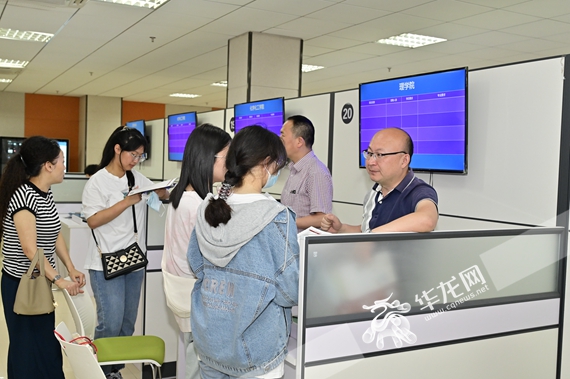 考生和家长正在咨询点进行咨询 岳洪玉 摄
