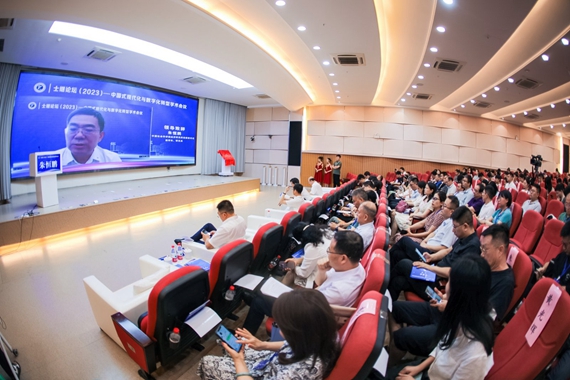 中国社会科学院经济研究所党委副书记、副所长朱恒鹏线上致辞 学校供图 华龙网发