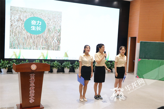 班主任讲诉《成长》。陈佳 摄
