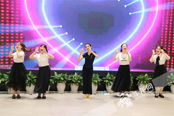 音乐组《舞动青春》。陈佳 摄