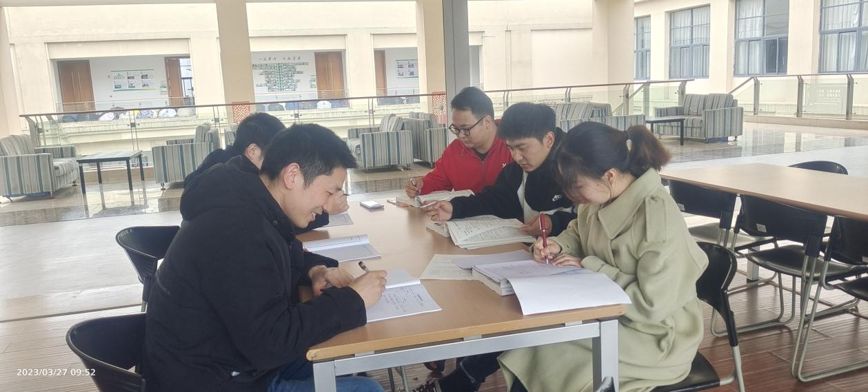 集体备课（左一）