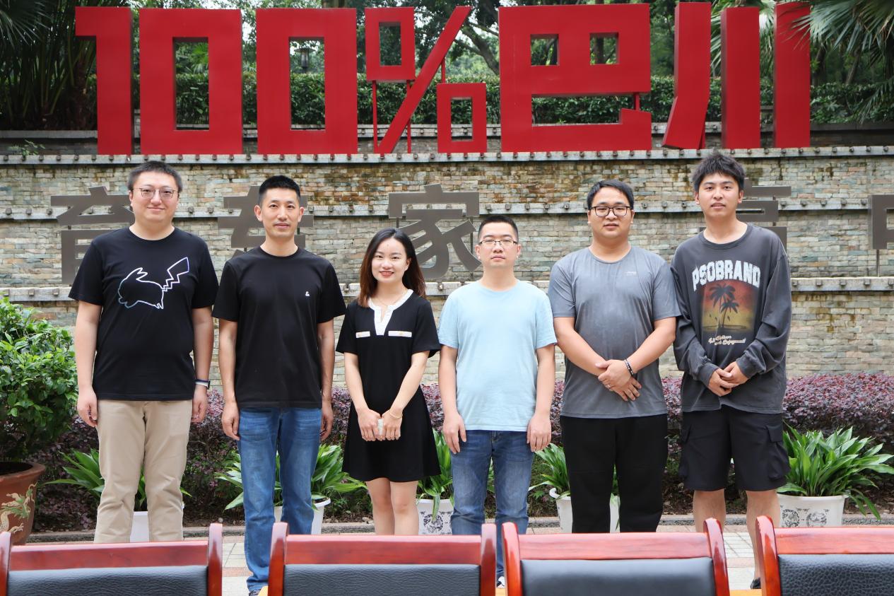 高2023届生物组学生毕业前合影（左二）