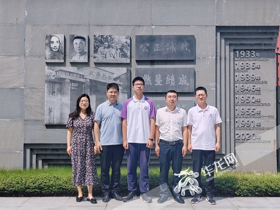 从左到右依次为刘母、刘父、刘峥言,巴蜀科学城中学语文教师刘钬、高2025届年级主任何佑伟。刘许义丽 摄
