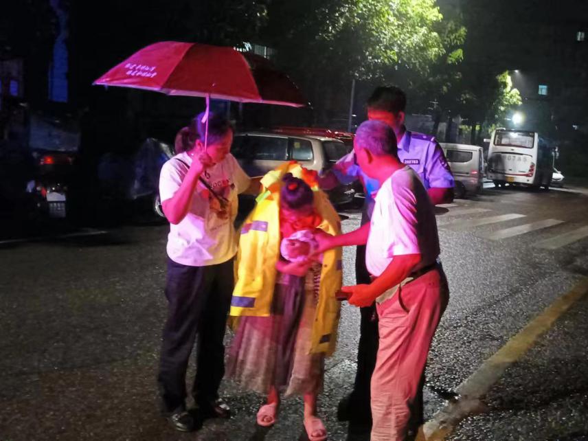1、民警脱下雨衣披在小女孩身上，找到了孩子的爷爷