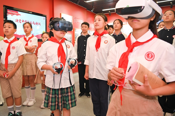 同学们在VR体验中上了一堂别样思政课 冯焰勇 摄