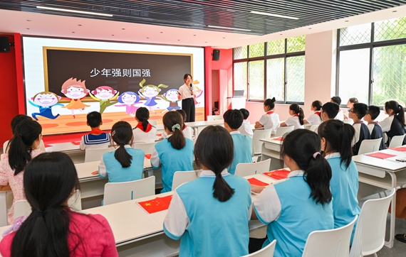 大中小学生同上一堂思政课 冯焰勇 摄