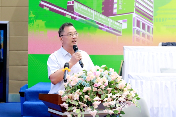 中华路小学党委书记朱永伦致辞。李晓慧 摄