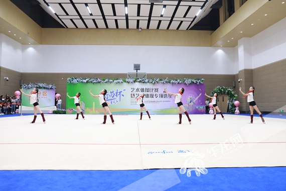重庆市艺术体操队少年组带来精彩表演。李晓慧 摄