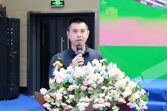 重庆市体育局竞技处荆德强宣布大赛开幕。李晓慧 摄