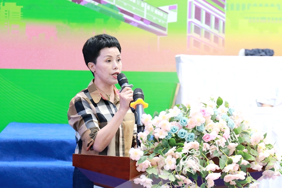 重庆市艺术体操协会秘书长徐亚丁致辞。李晓慧 摄