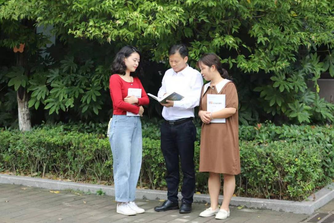 三代(中为第一代,永川区凤凰湖中学党总支书记刘远平、右一为第二代教师罗晓玲、左一为第三代教师苏婷婷)教师情倾交流。