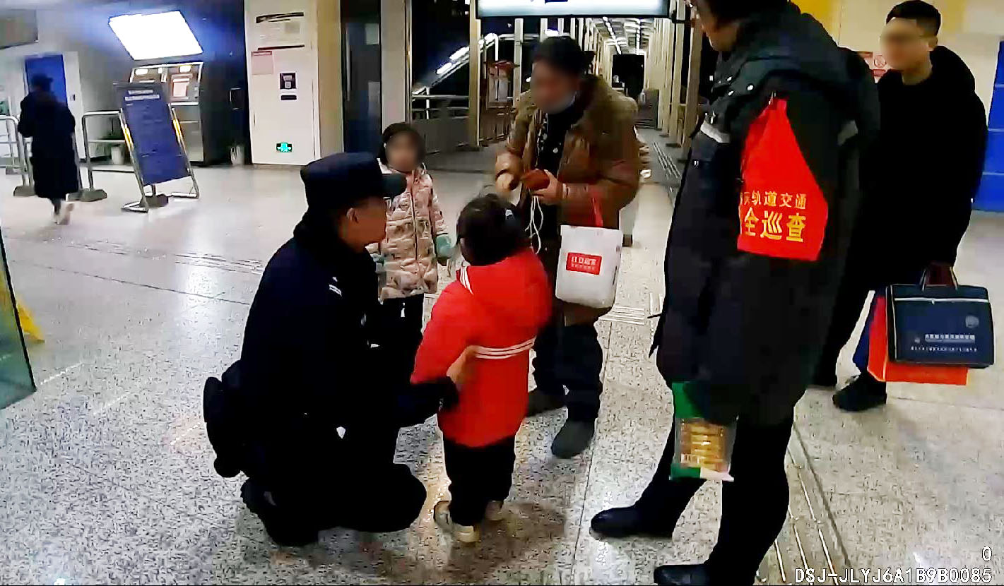 民警帮助走失小女孩找到妈妈
