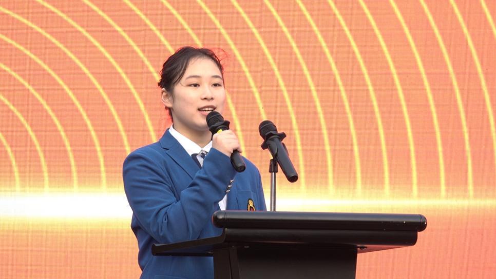 初三年级学生代表杨萧语发言。卢波 摄