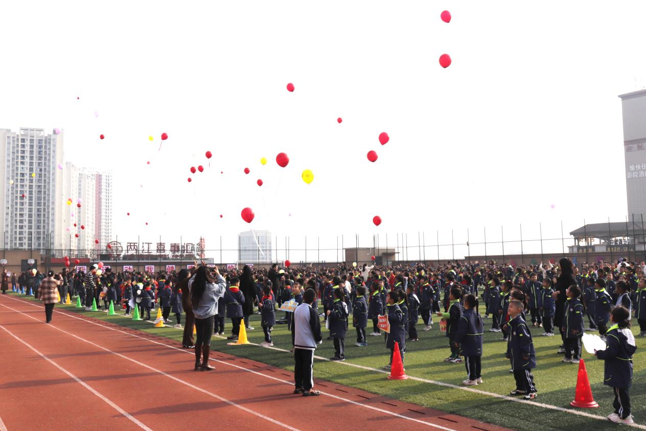 学生放飞写满新年寄语的彩色气球