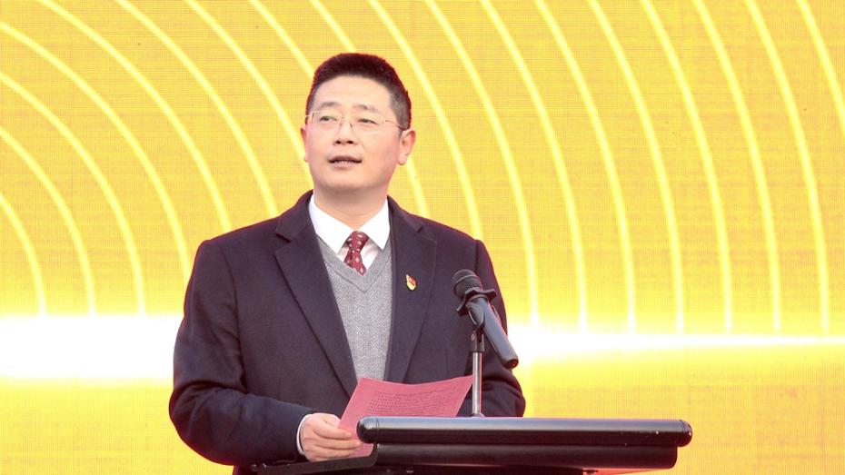 重庆求精中学党委书记费春斌做开学致辞。卢波 摄