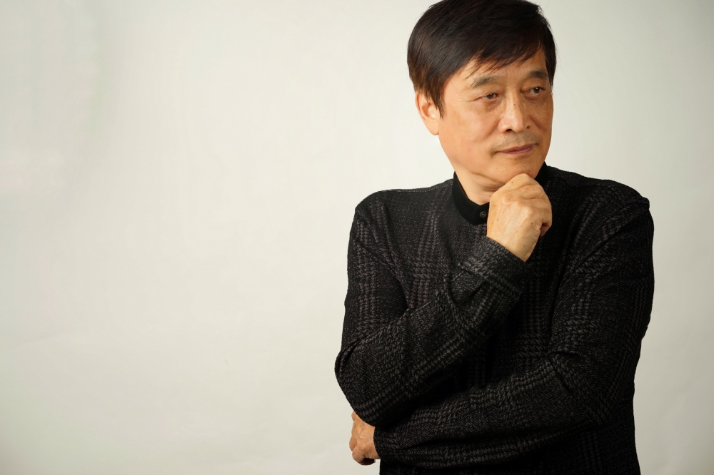 张春新个人近照.jpg 916462829654713431